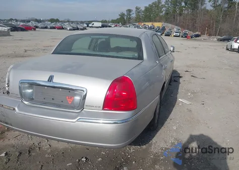 2008 Lincoln Town Car Signature Limited z USA, uszkodzony, nr VIN 2LNHM82V78X650094